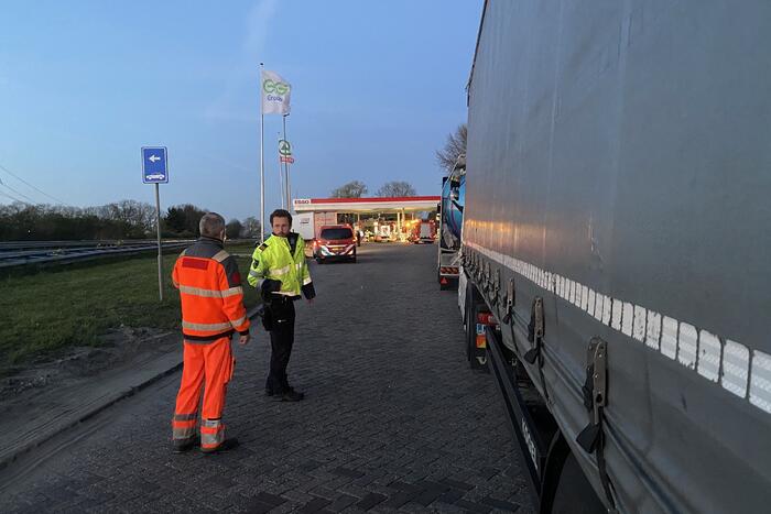Auto rijdt tankstation binnen