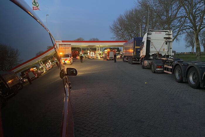 Auto rijdt tankstation binnen