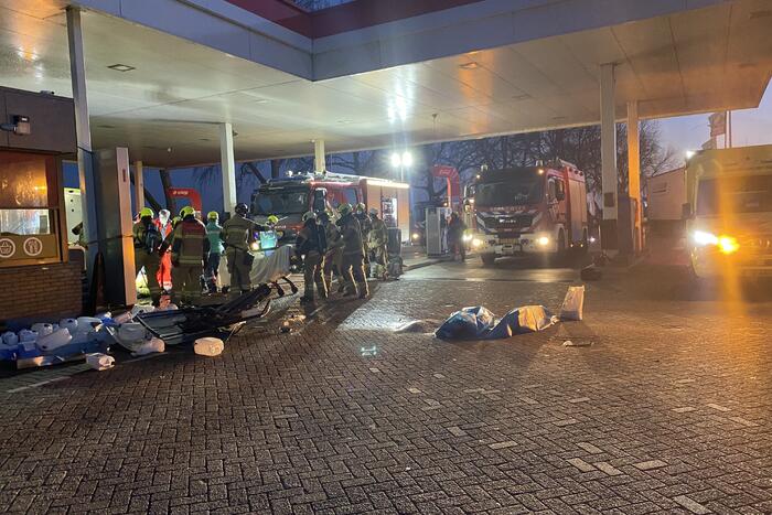 Auto rijdt tankstation binnen