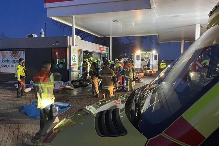 Auto rijdt tankstation binnen