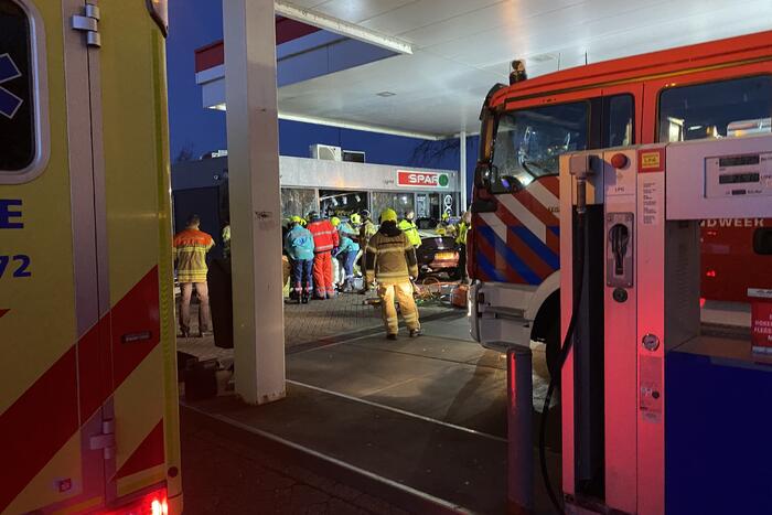 Auto rijdt tankstation binnen