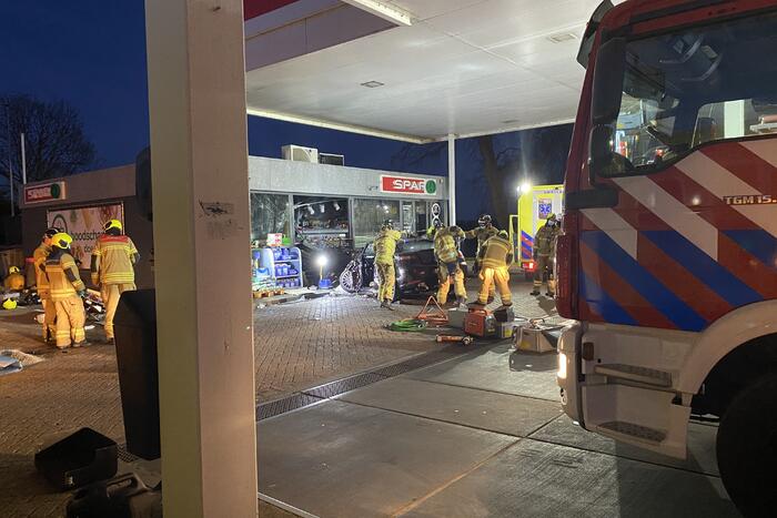 Auto rijdt tankstation binnen