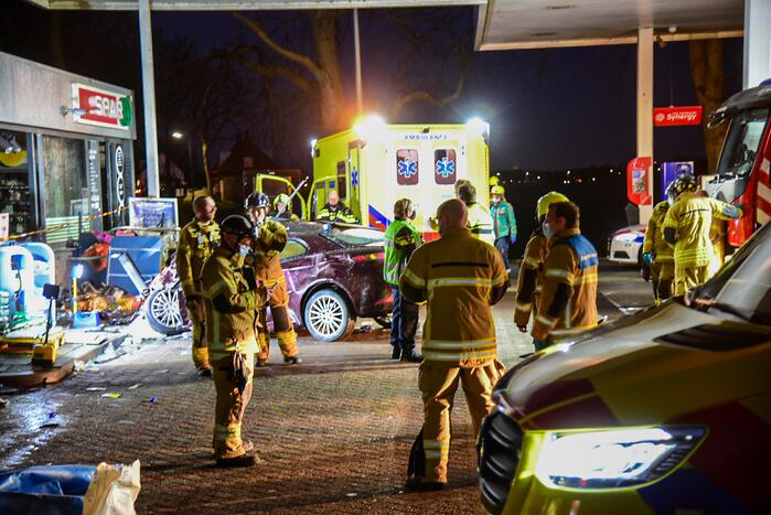Auto rijdt tankstation binnen