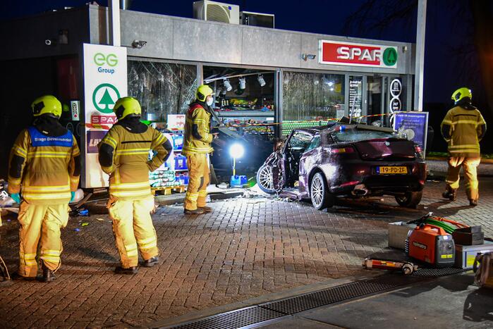 Auto rijdt tankstation binnen