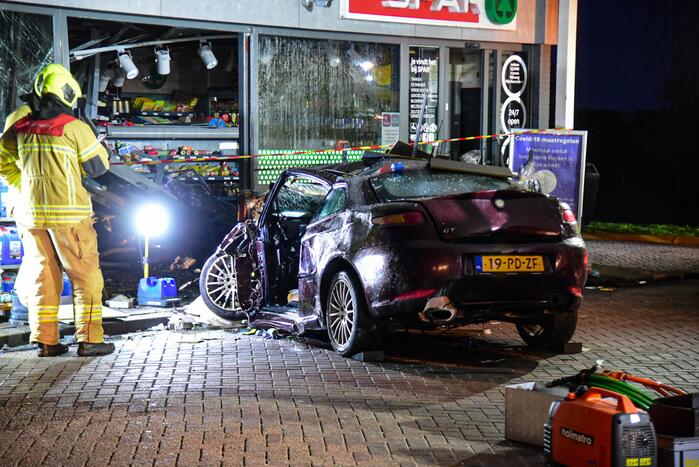 Auto rijdt tankstation binnen