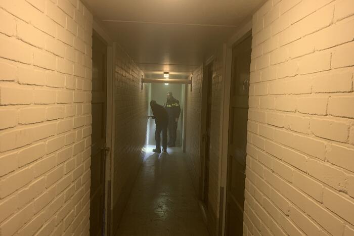 Rookontwikkeling bij brand in schuur onder flatgebouw