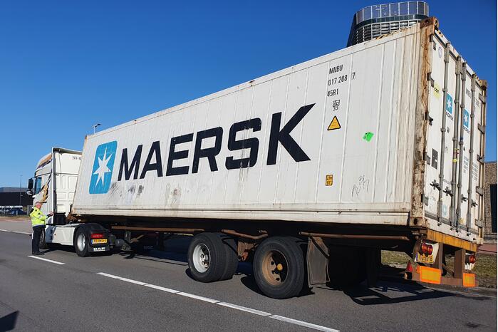 Container dreigt van oplegger te vallen