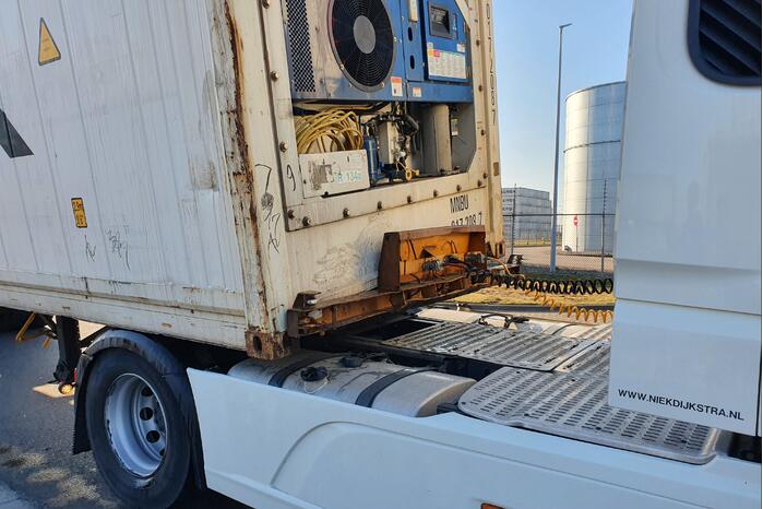 Container dreigt van oplegger te vallen