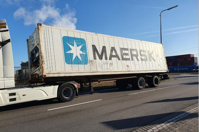 Container dreigt van oplegger te vallen