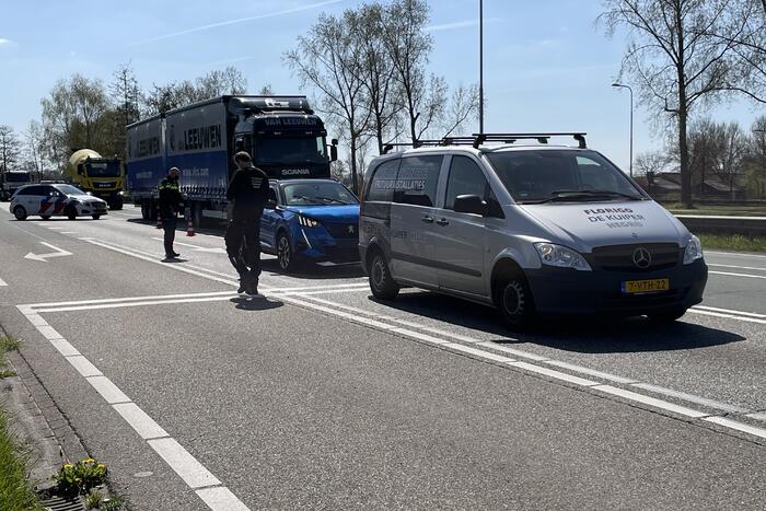 Automobilist botst achterop bestelbus