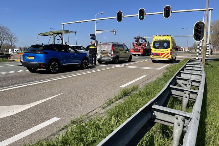 Automobilist botst achterop bestelbus