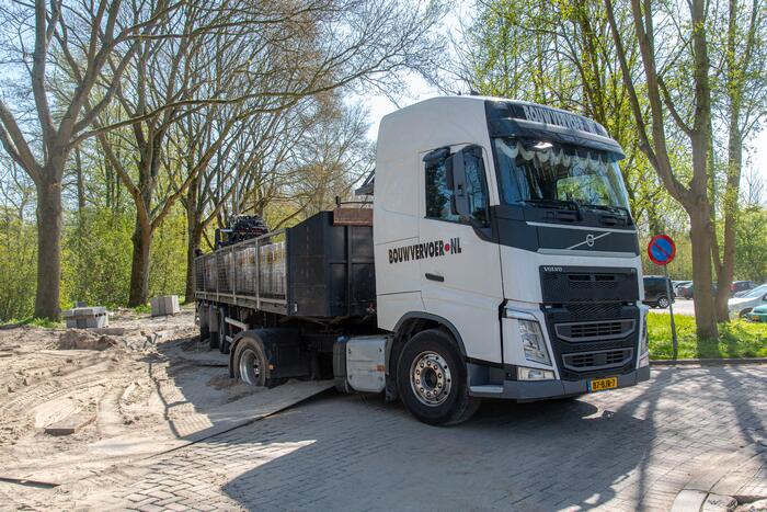 Vrachtwagen vast in het zand en verliest brandstof door lek