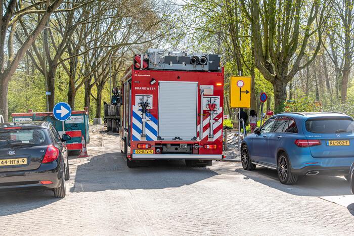 Vrachtwagen vast in het zand en verliest brandstof door lek