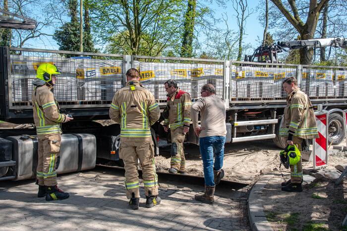 Vrachtwagen vast in het zand en verliest brandstof door lek