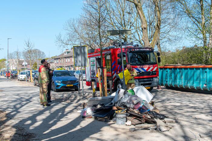 Vrachtwagen vast in het zand en verliest brandstof door lek