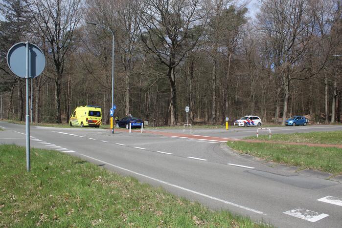 Tesla botst met fietser op kruising