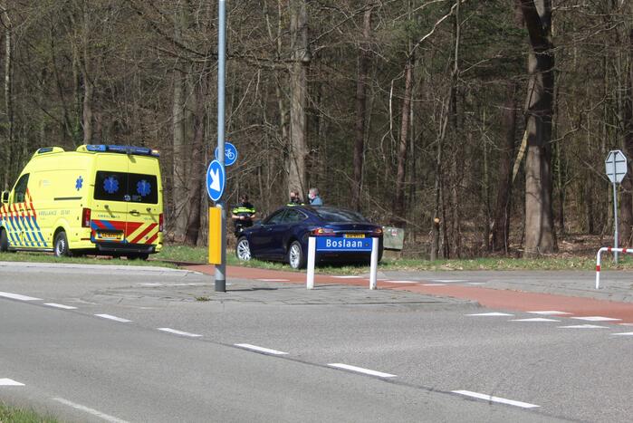 Tesla botst met fietser op kruising