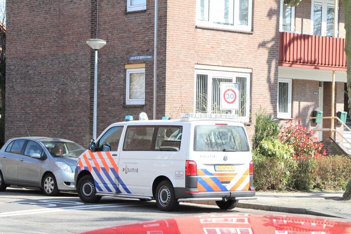 Groot onderzoek in portiekwoning