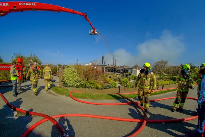 Grote brand legt woonboerderij in as