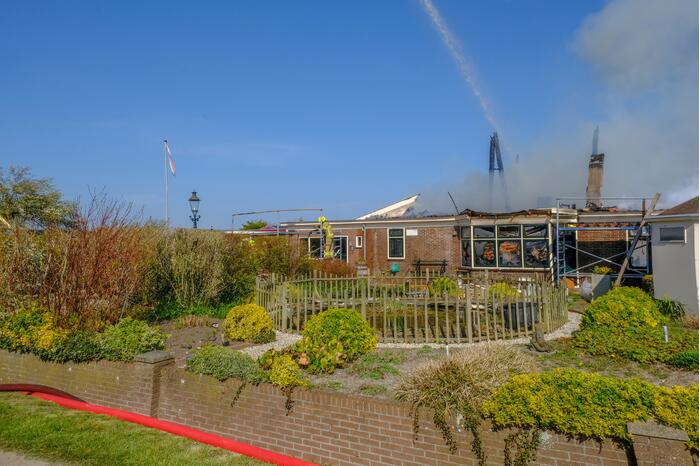 Grote brand legt woonboerderij in as