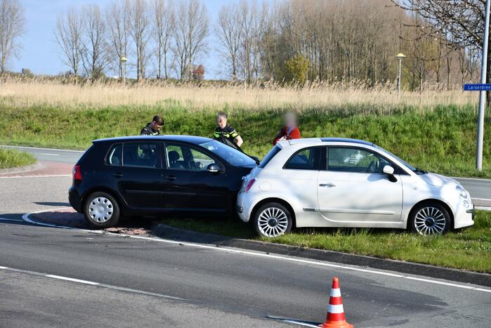 Politie zet weg af na botsing tussen twee personenauto's