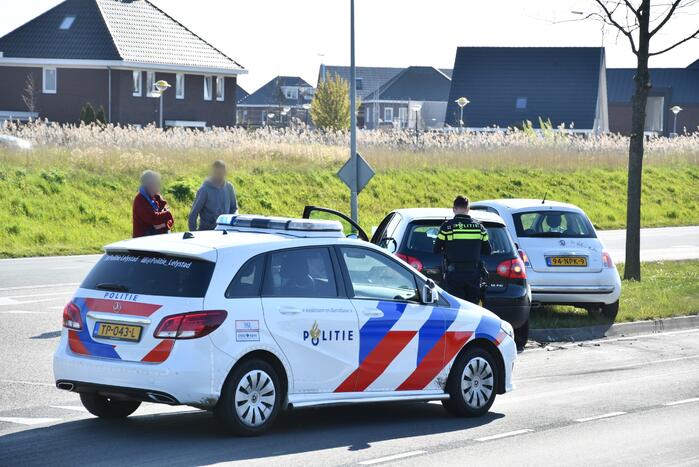 Politie zet weg af na botsing tussen twee personenauto's