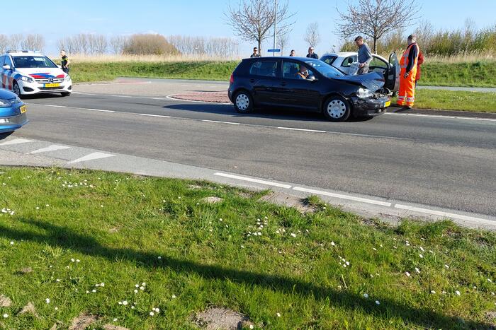 Politie zet weg af na botsing tussen twee personenauto's
