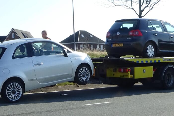 Politie zet weg af na botsing tussen twee personenauto's