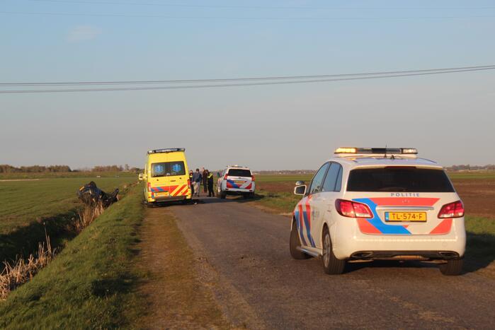 Auto belandt op zijn kop in sloot