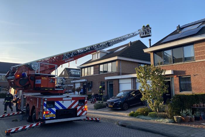 Brand in schoorsteen van woning