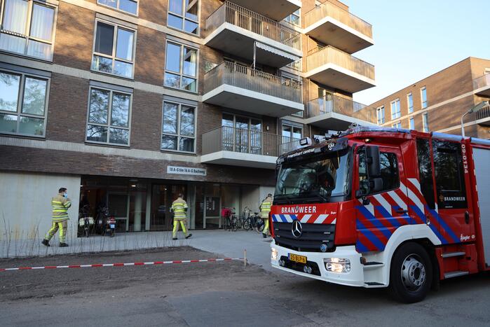 Brandweer doet onderzoek naar vreemde lucht in appartementencomplex