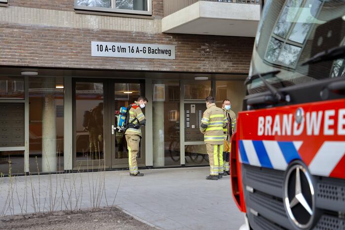 Brandweer doet onderzoek naar vreemde lucht in appartementencomplex