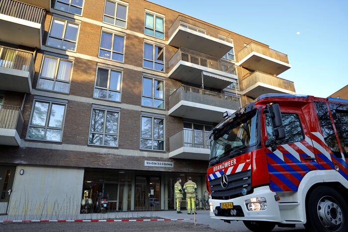 Brandweer doet onderzoek naar vreemde lucht in appartementencomplex