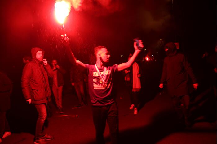 Zeker tweehonderd fans onthalen Cambuur bij stadion