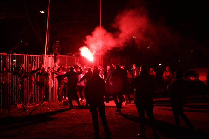 Zeker tweehonderd fans onthalen Cambuur bij stadion