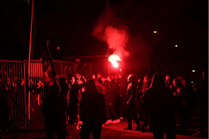 Zeker tweehonderd fans onthalen Cambuur bij stadion