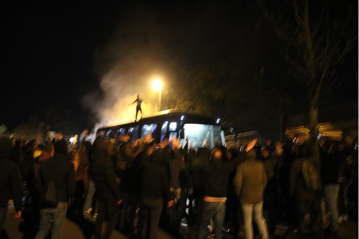 Zeker tweehonderd fans onthalen Cambuur bij stadion