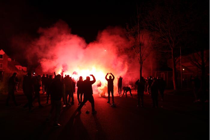 Zeker tweehonderd fans onthalen Cambuur bij stadion