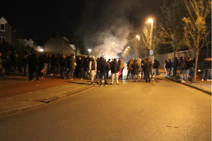 Zeker tweehonderd fans onthalen Cambuur bij stadion