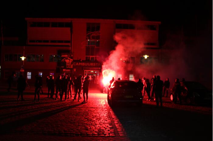 Zeker tweehonderd fans onthalen Cambuur bij stadion