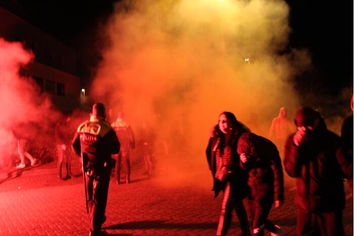 Zeker tweehonderd fans onthalen Cambuur bij stadion