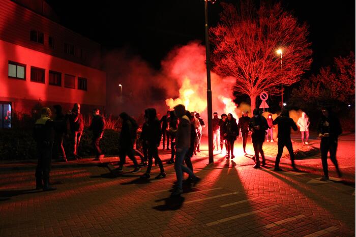Zeker tweehonderd fans onthalen Cambuur bij stadion