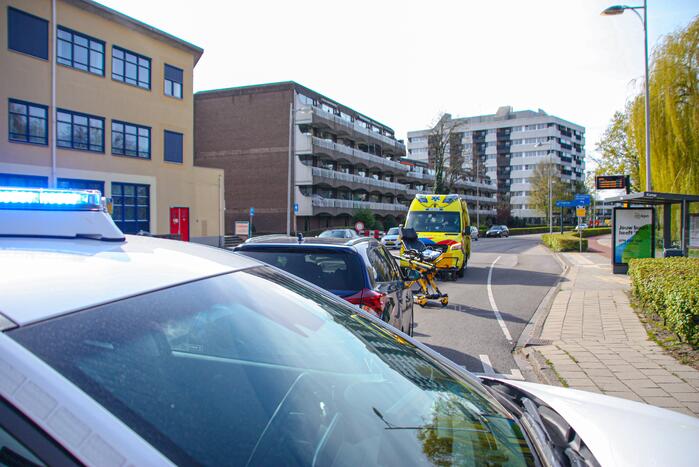 Overstekende fietser geschept door auto