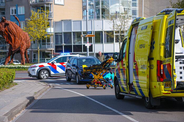 Overstekende fietser geschept door auto
