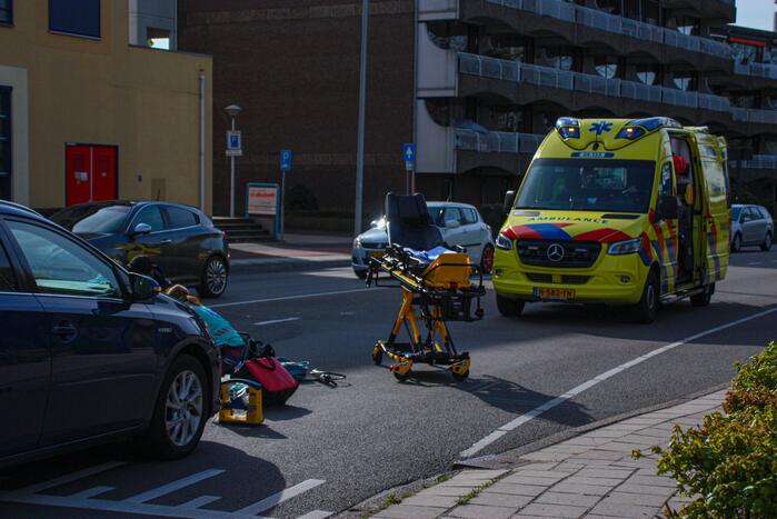 Overstekende fietser geschept door auto