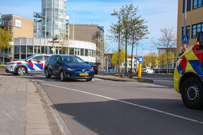 Overstekende fietser geschept door auto
