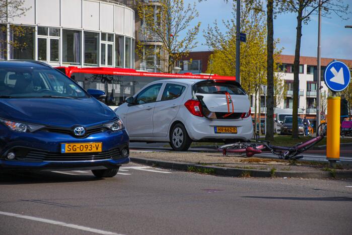 Overstekende fietser geschept door auto