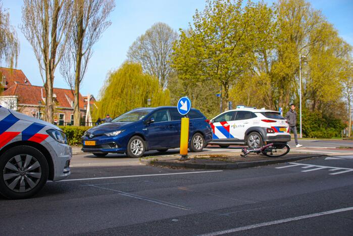 Overstekende fietser geschept door auto