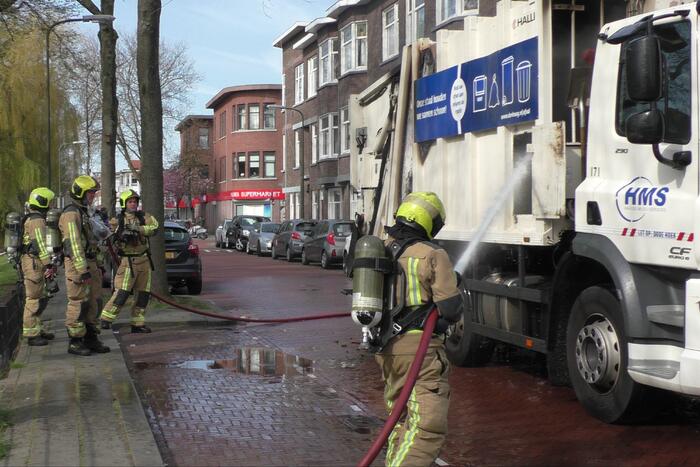 Lading van vuilniswagen vat vlam