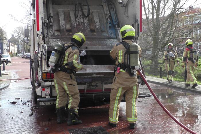 Lading van vuilniswagen vat vlam